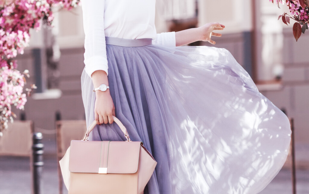 Žena u lepršavoj suknji