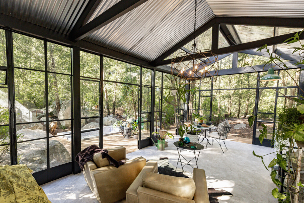 Staklena kuća u šumi ima i lijepu drvenu terasu - 5