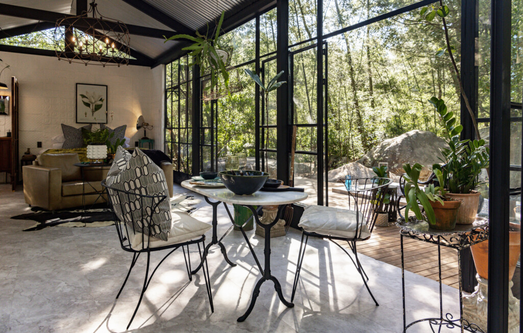 Staklena kuća u šumi ima i lijepu drvenu terasu - 9