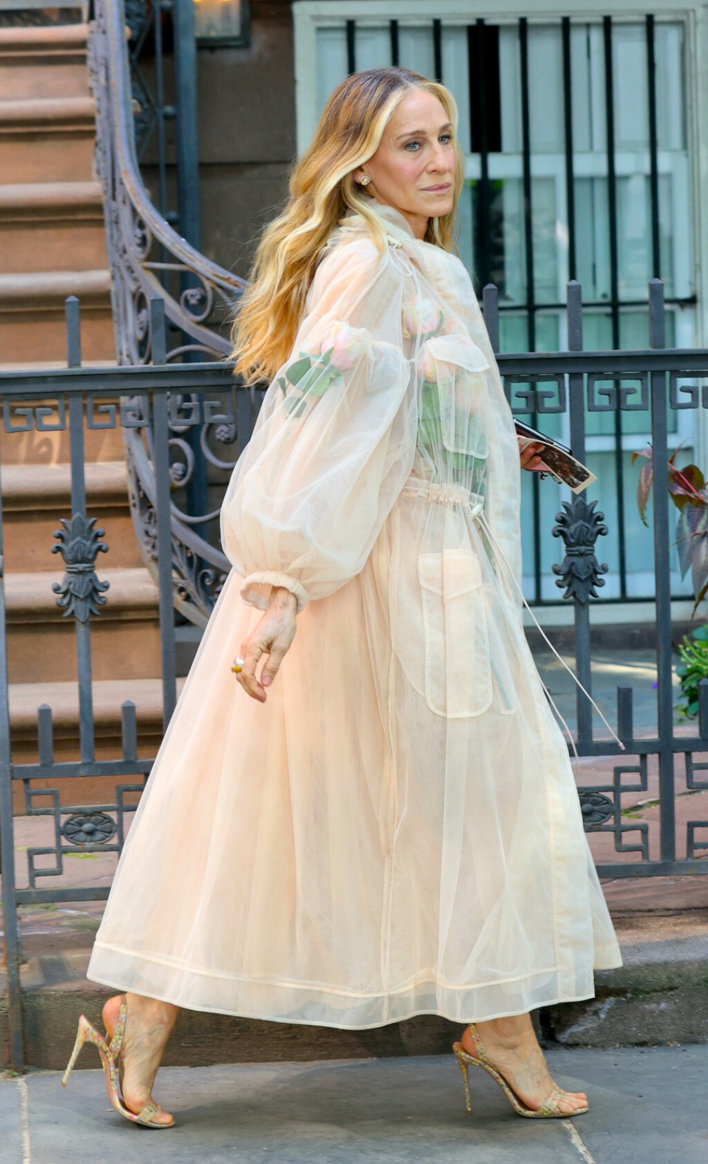 Sarah Jessica Parker nosi 'golu' haljinu dizajnerice Simone Rocha i štikle brenda Aquazzura