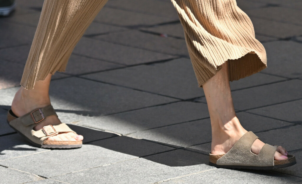 Mama iz centra Zagreba nosi natikače od brušene kože marke Birkenstock
