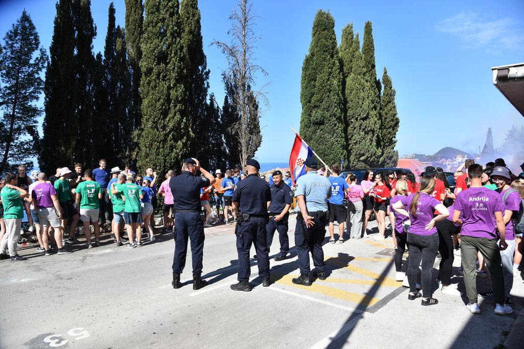 Zagrebački maturanti okupljaju se na Trgu bana Jelačića odakle će krenuti prema Bundeku