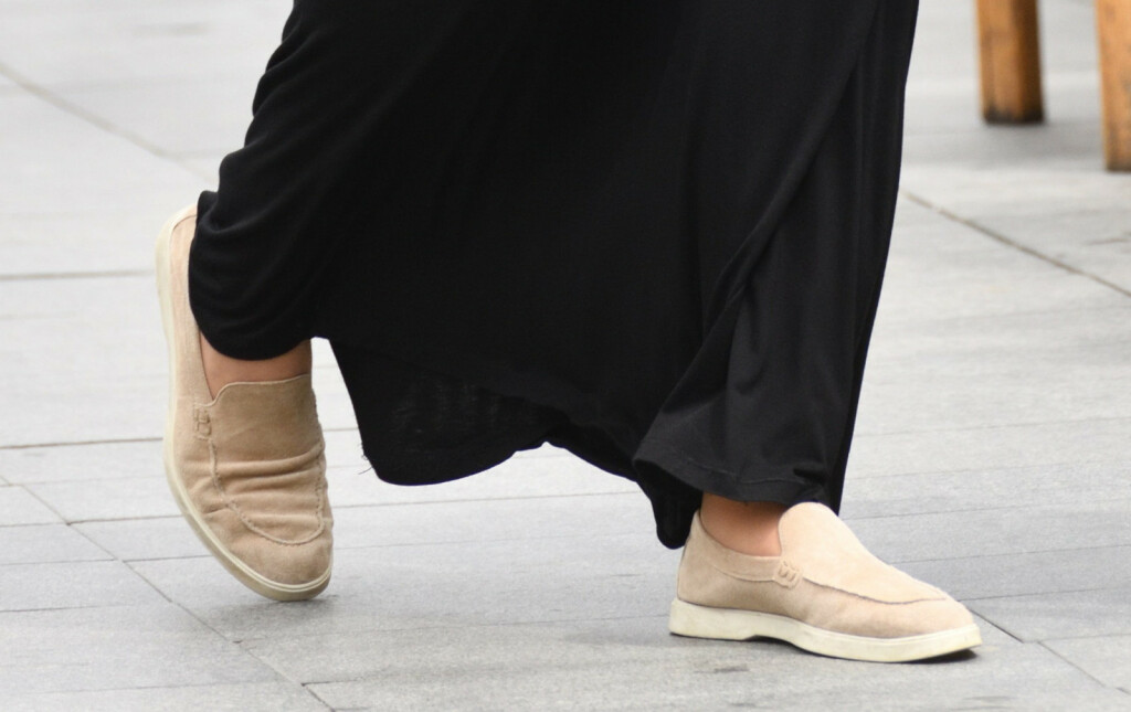 Trudnica iz centra Zagreba nosi bež mokasine od brušene kože