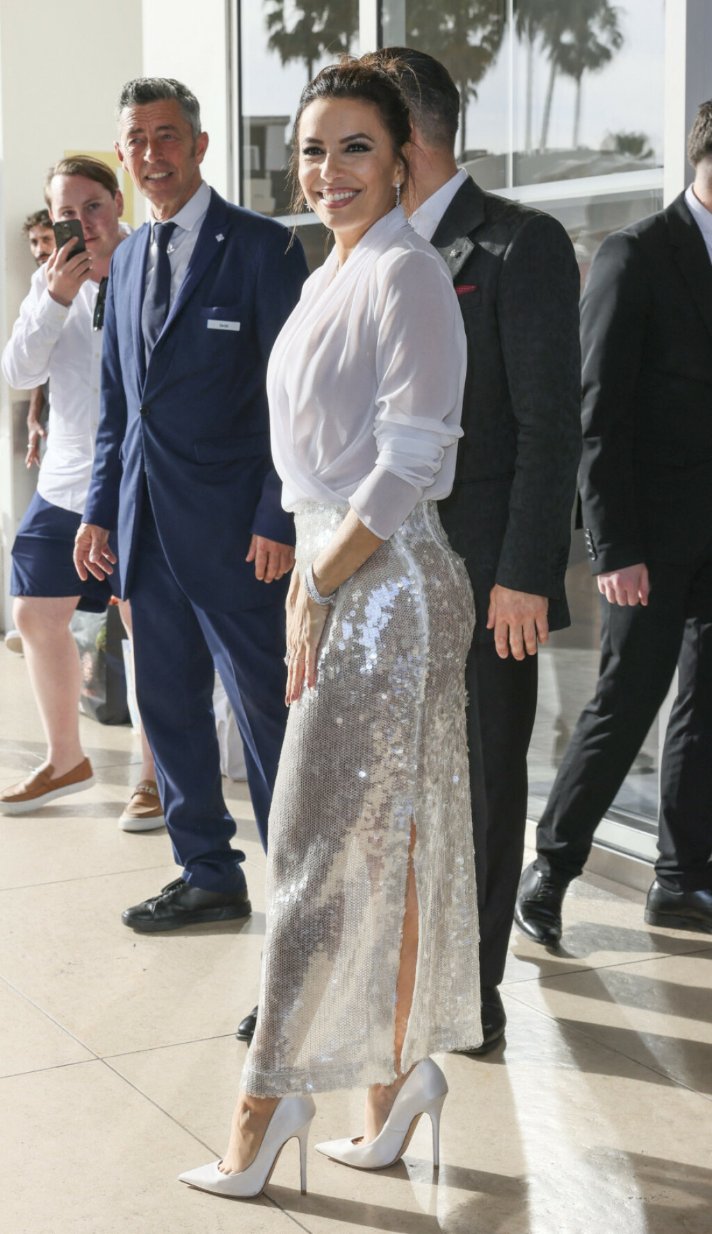Eva Longoria Baston u srebrnoj suknji i bijeloj bluzi u Cannesu - 1