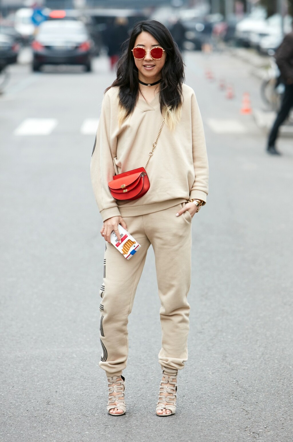 Kombinacija trenirke i visokih potpetica u street style izdanju s Tjedna mode