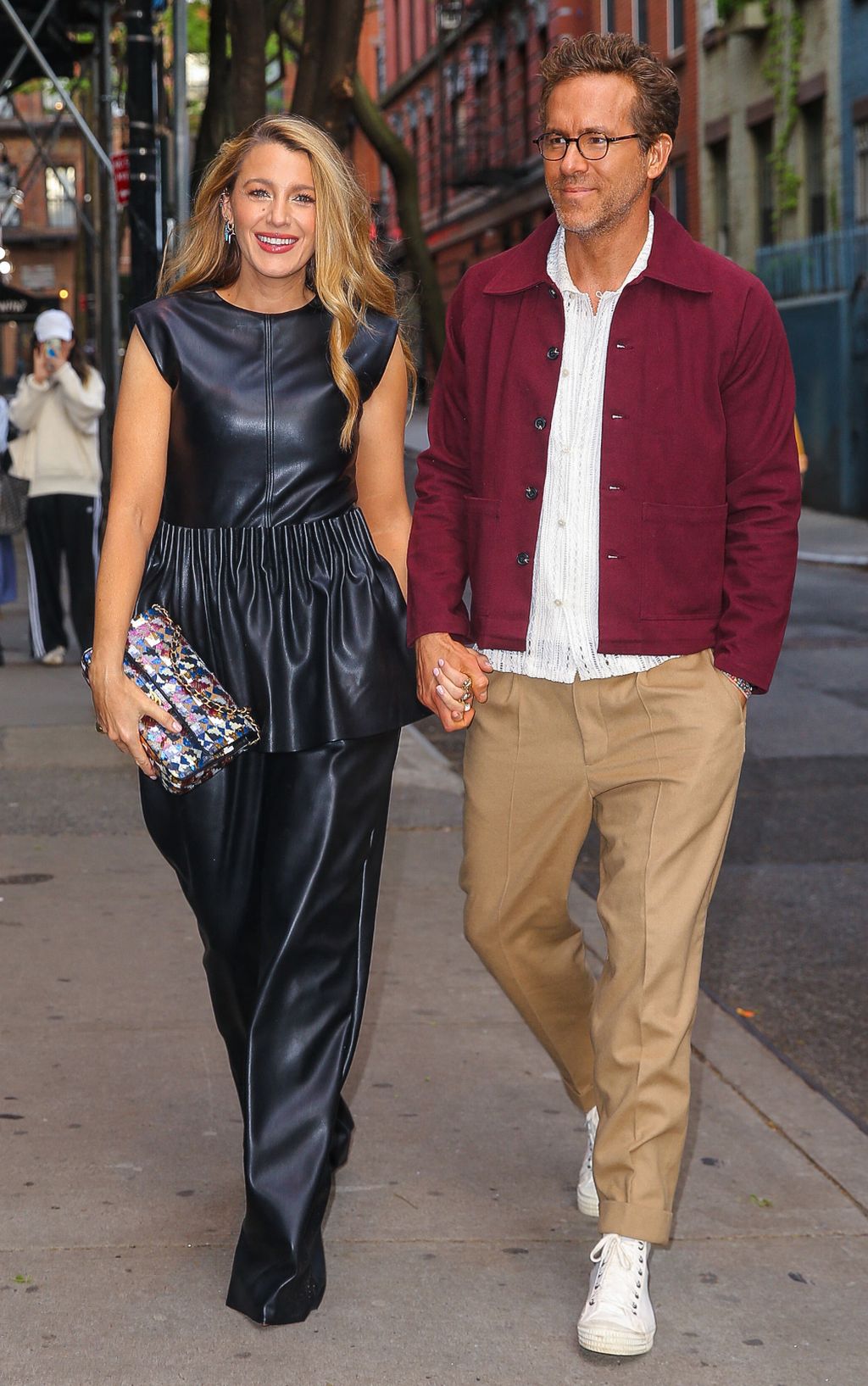 Blake Lively preko kožnatih hlača nosi minicu - 4