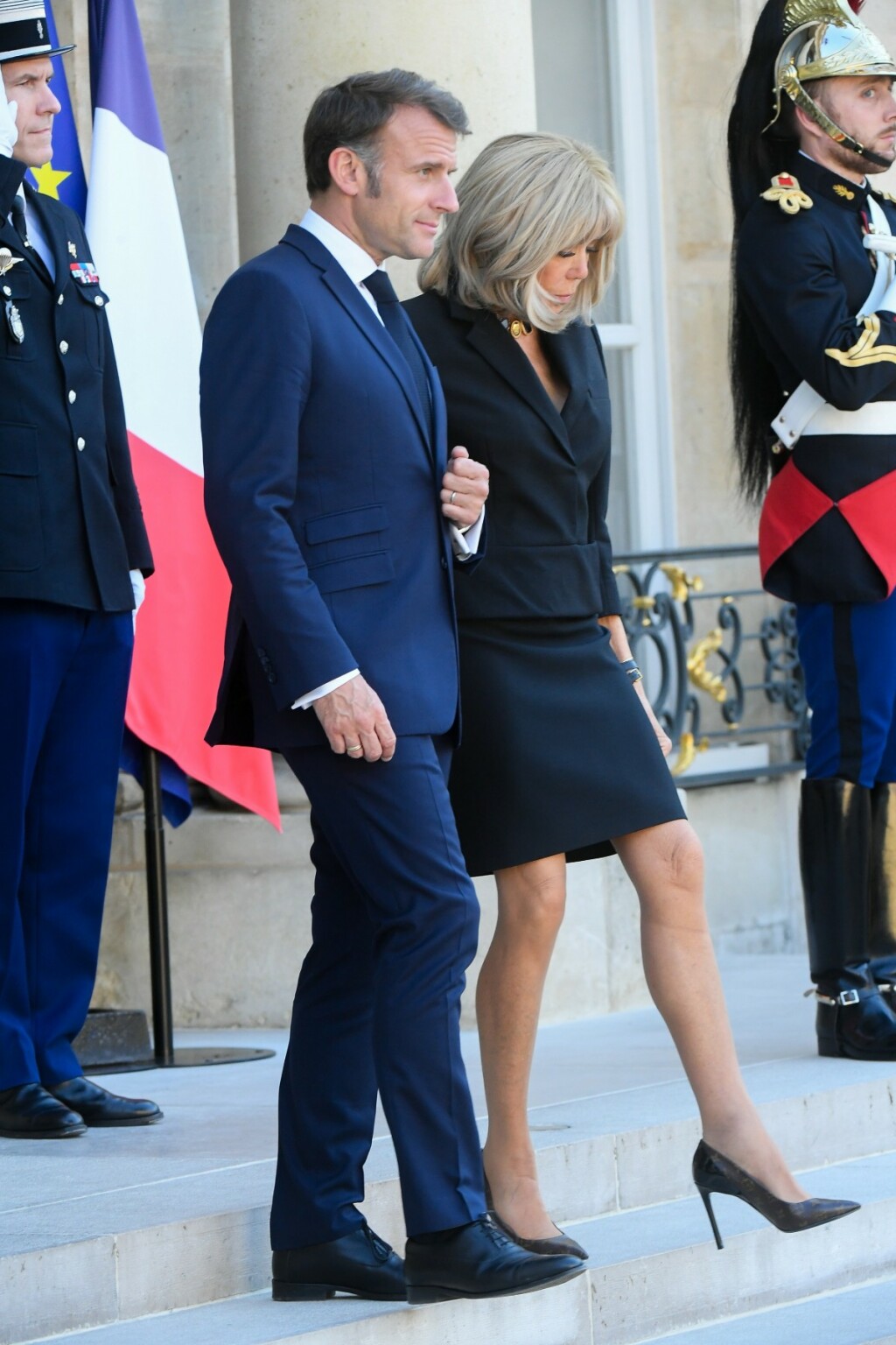 Brigitte Macron u crnom odijelu i salonkama