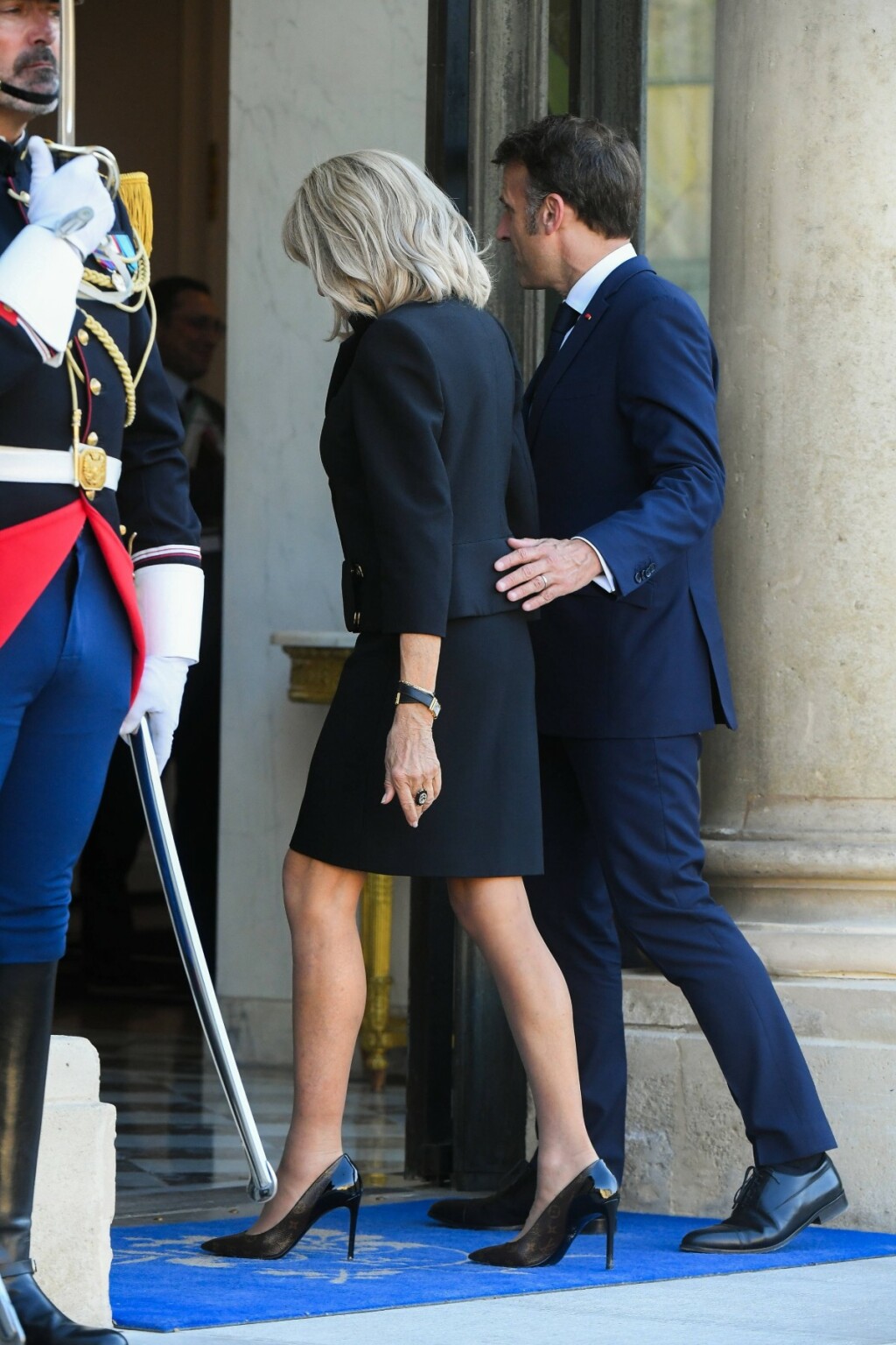 Brigitte Macron u crnom odijelu i salonkama