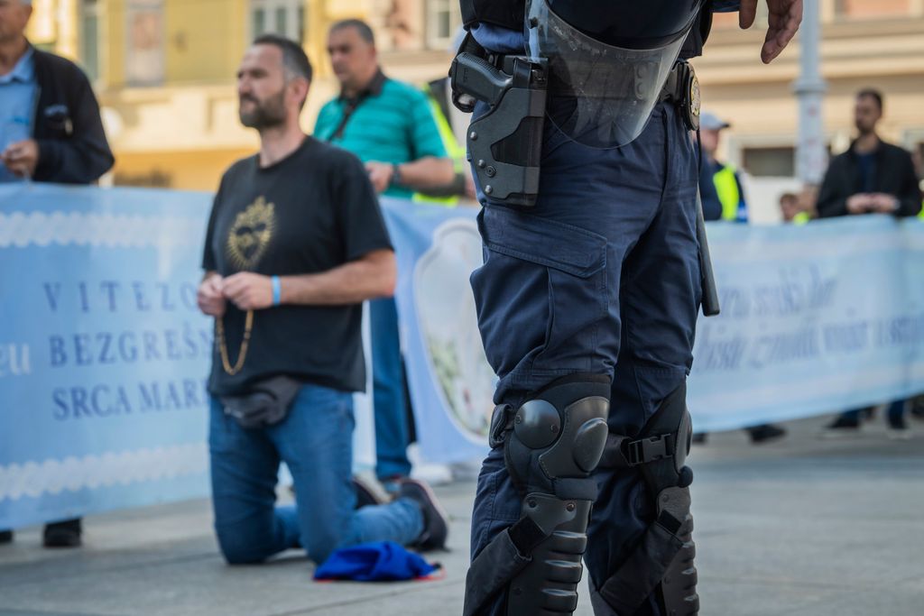 Molitelji na Trgu bana Jelačića - 8