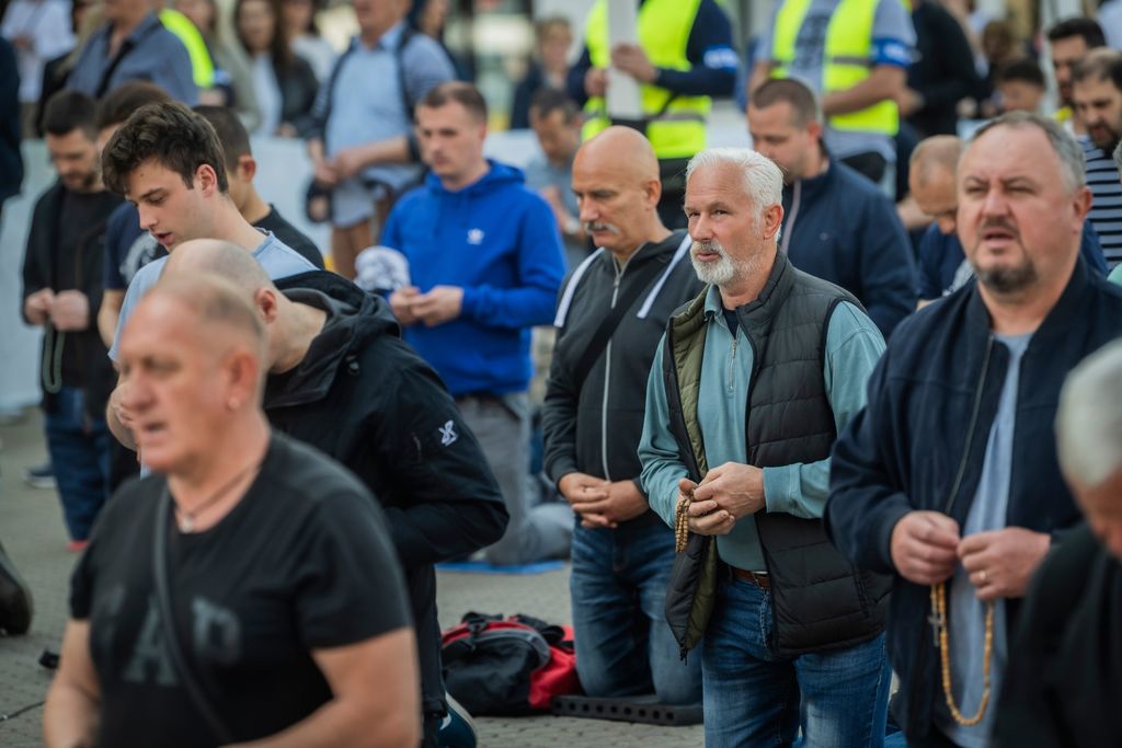 Molitelji na Trgu bana Jelačića - 8