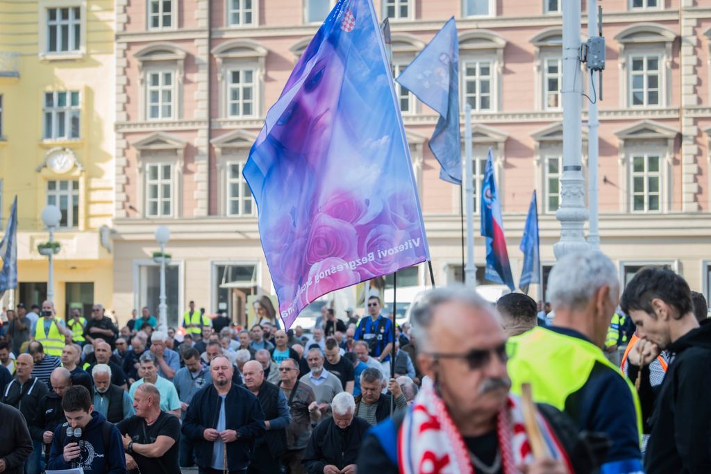 Molitelji na Trgu bana Jelačića - 8