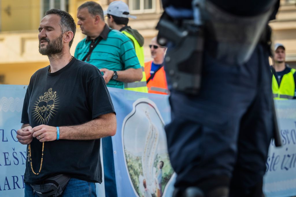 Molitelji na Trgu bana Jelačića - 8
