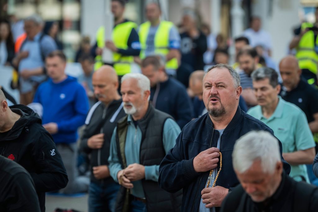 Molitelji na Trgu bana Jelačića - 8