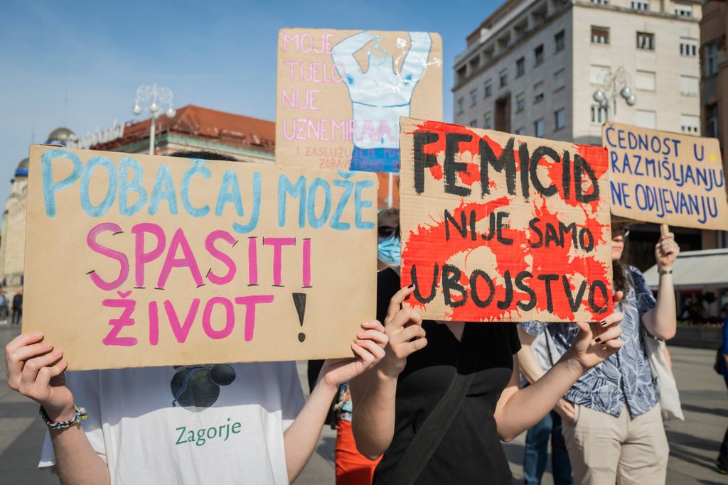 Molitelji na Trgu bana Jelačića - 8