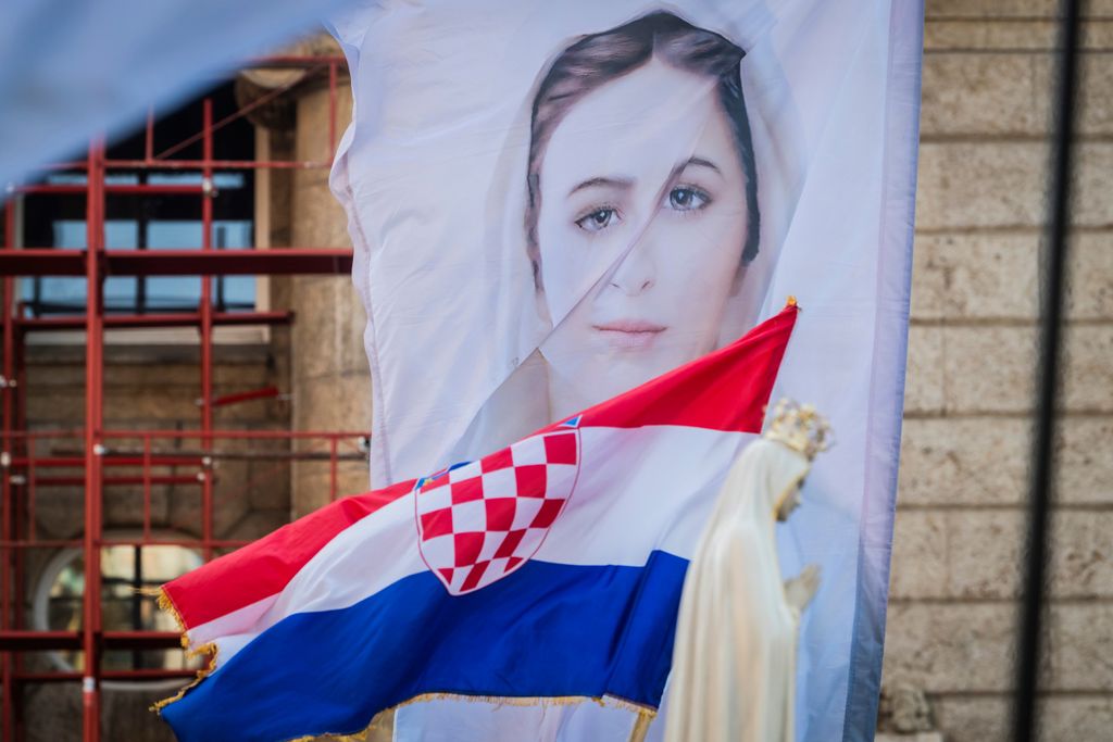 Molitelji na Trgu bana Jelačića - 8