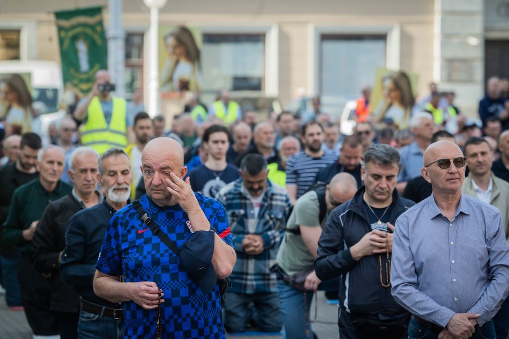 Molitelji na Trgu bana Jelačića - 8