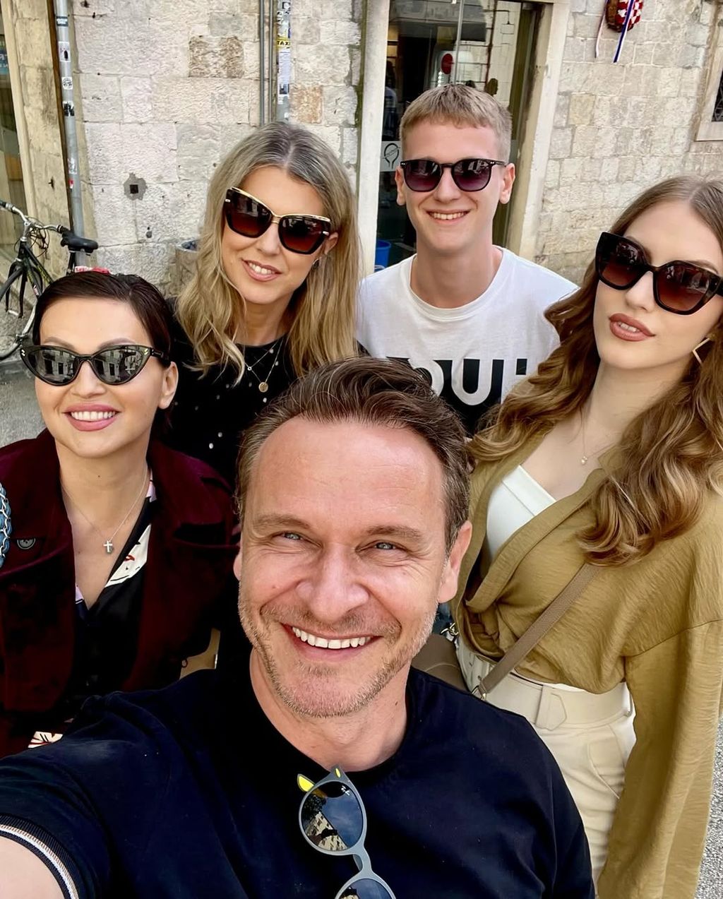 Enis Bešlagić s obitelji i Ninom Badrić