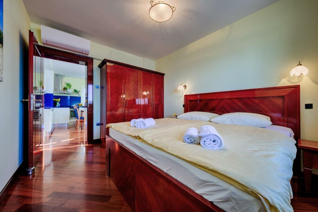 Seafront Apartment Vis - 2