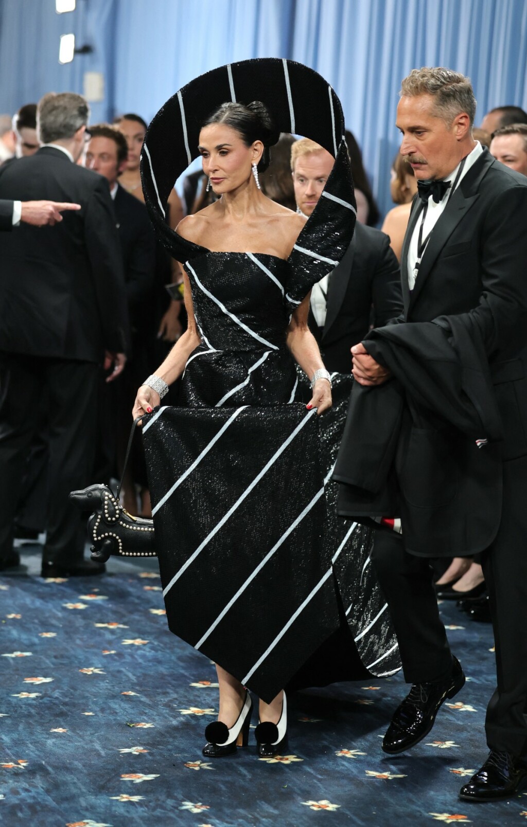 Demi Moore na Met Gali u haljini inspiriranoj kravatom - 1