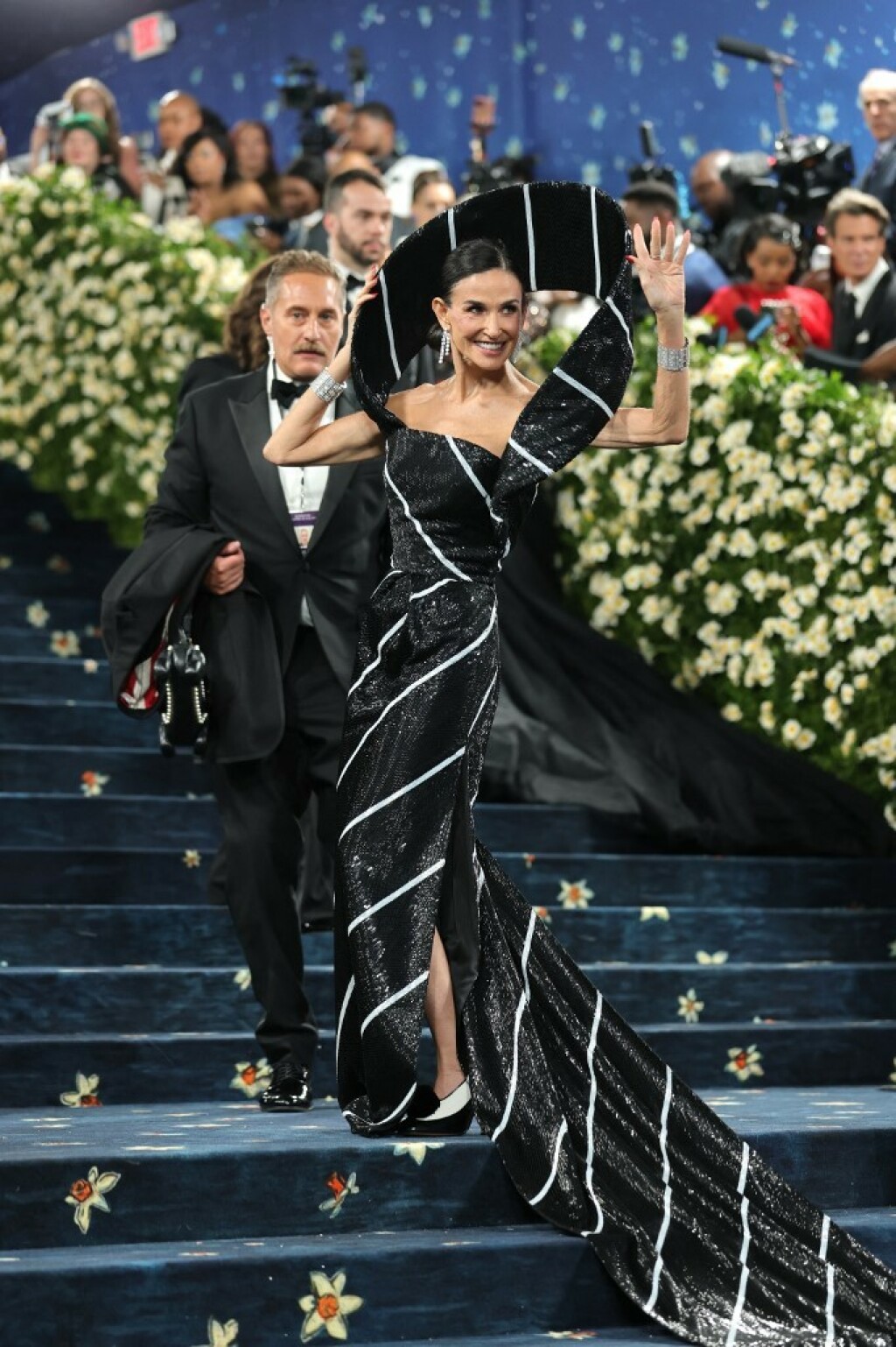 Demi Moore na Met Gali u haljini inspiriranoj kravatom - 2