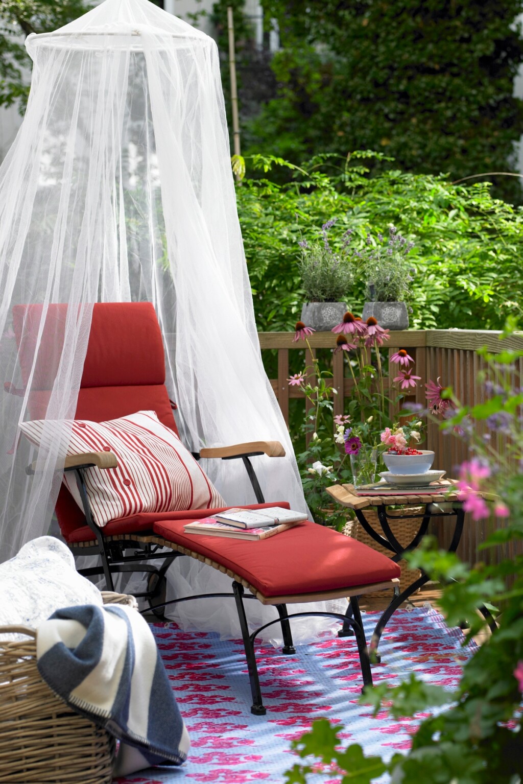 Balkon pretvorite u mali dnevni boravak na otvorenom