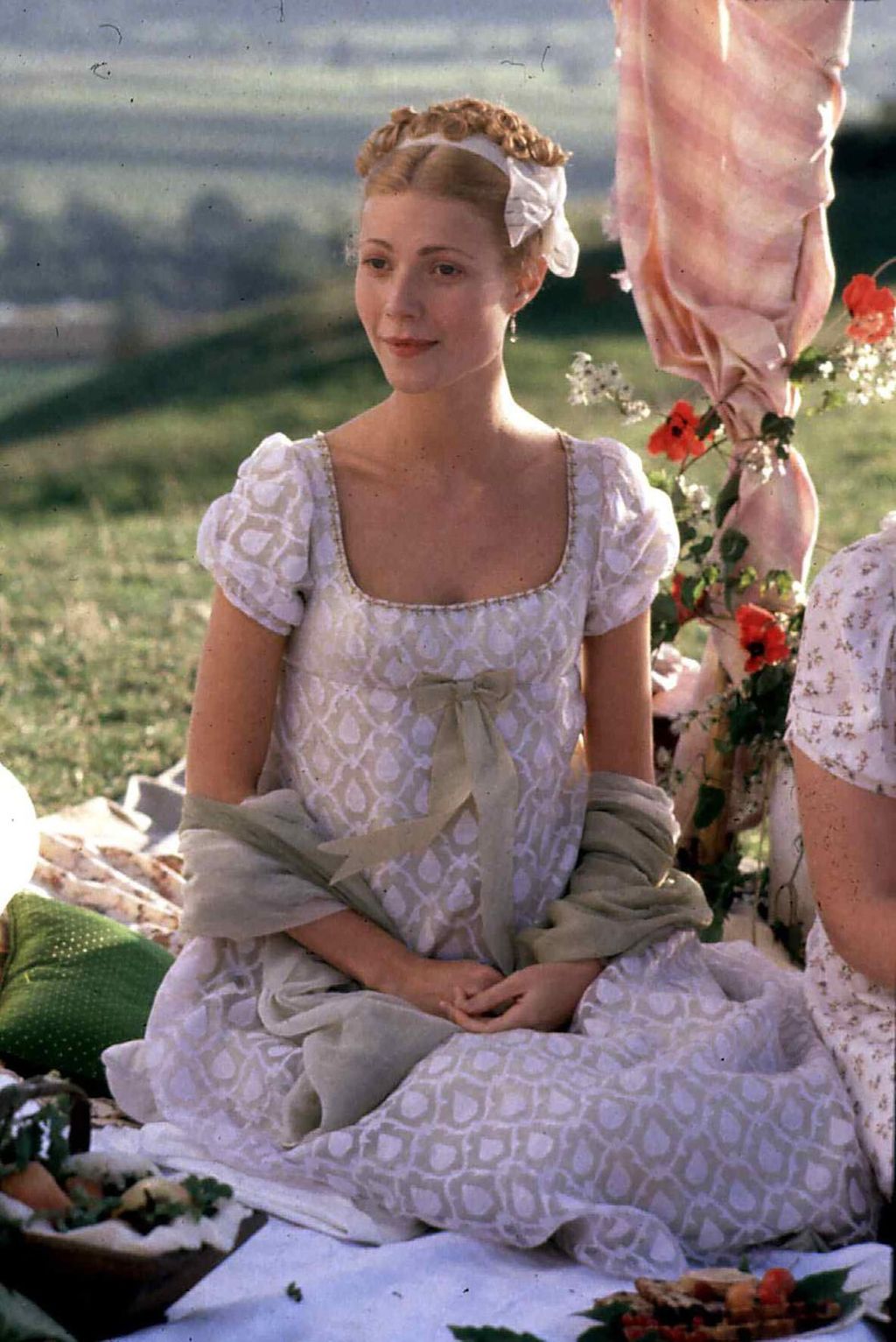Gwyneth Paltrow u haljini carske siluete na snimanju filma Emma prema romanu Jane Austen