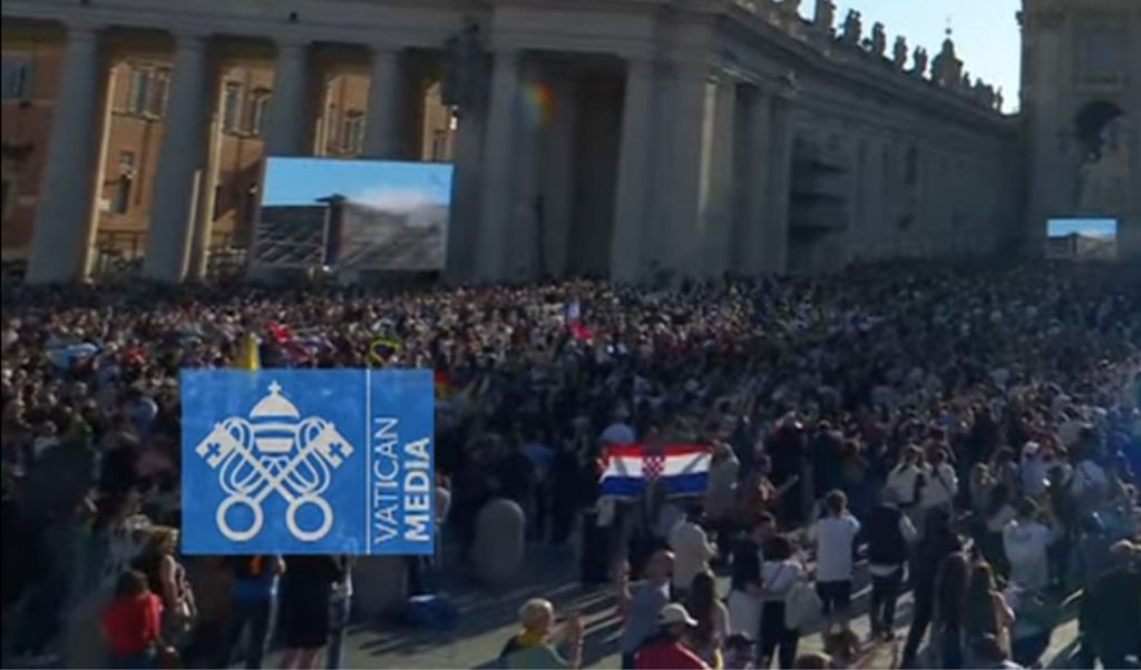 Hrvatska zastava na Trgu Svetog Petra - 1