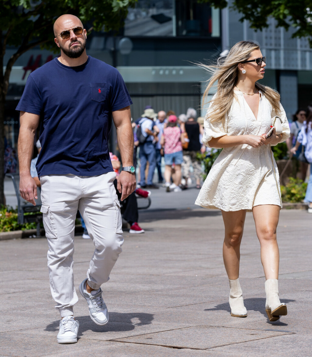 Zagrebačka ulična moda u kratkoj haljini i gležnjačama od brušene kože - 2