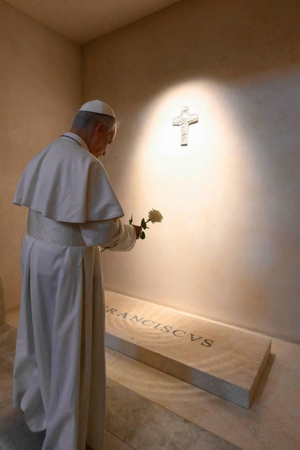 Papa Lav XIV. na grobu pape Franje
