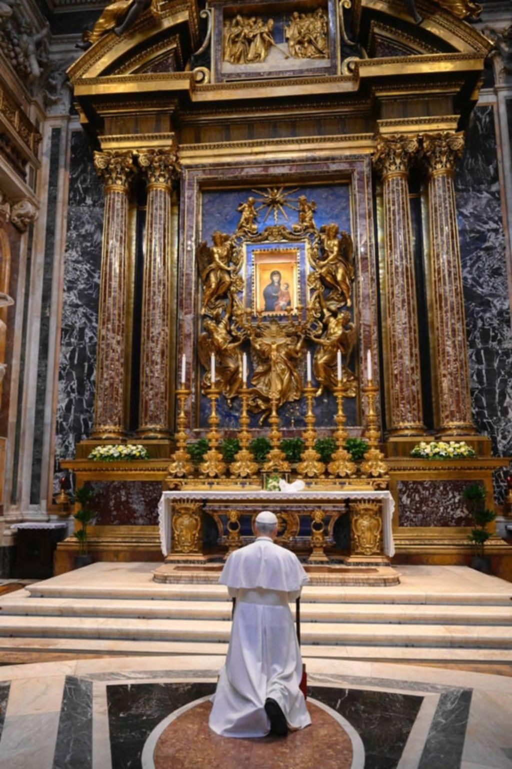 Papa Lav XIV. na grobu pape Franje