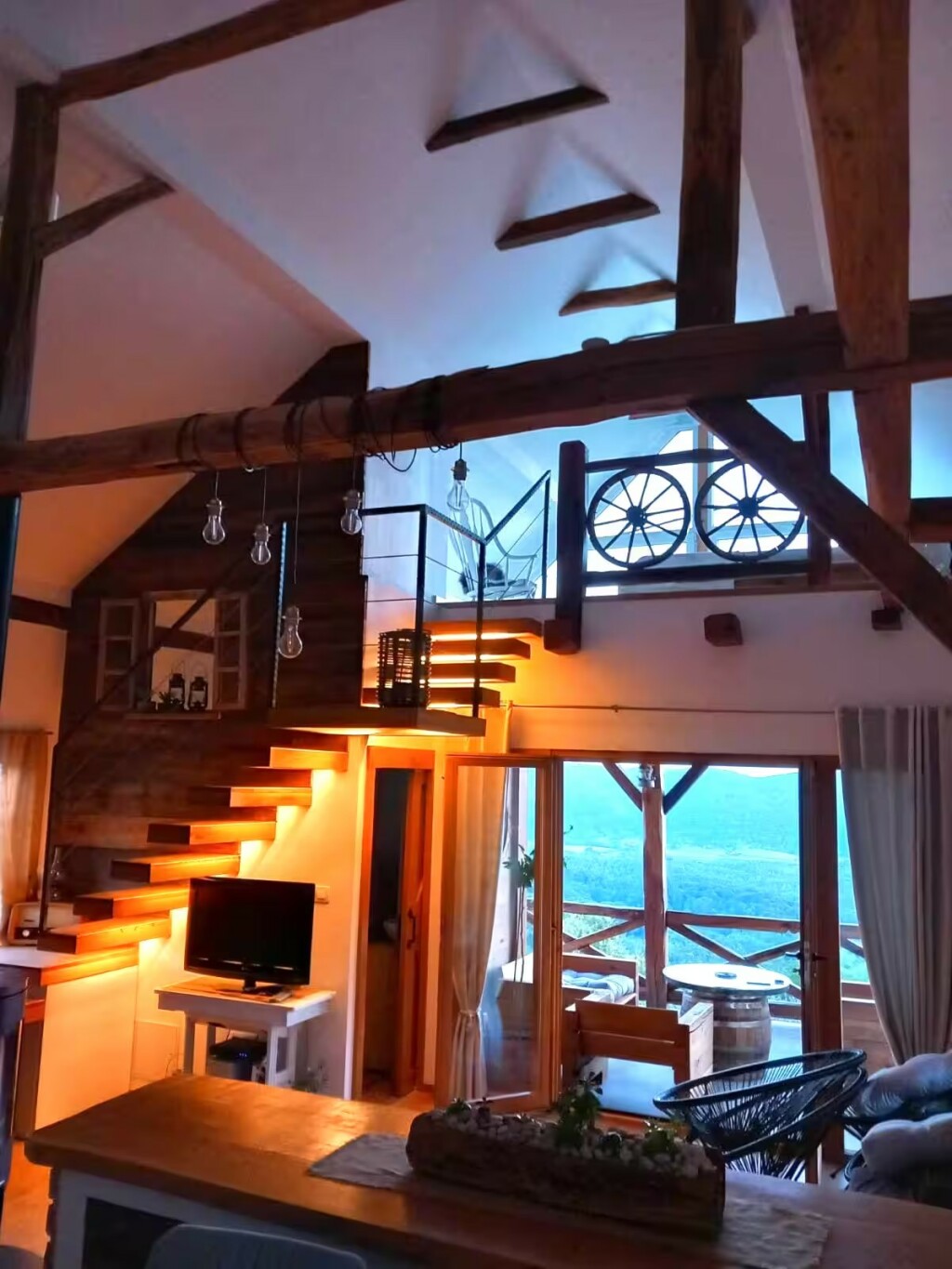 Kuća je uređena s tradicionalnim i modernim detaljima