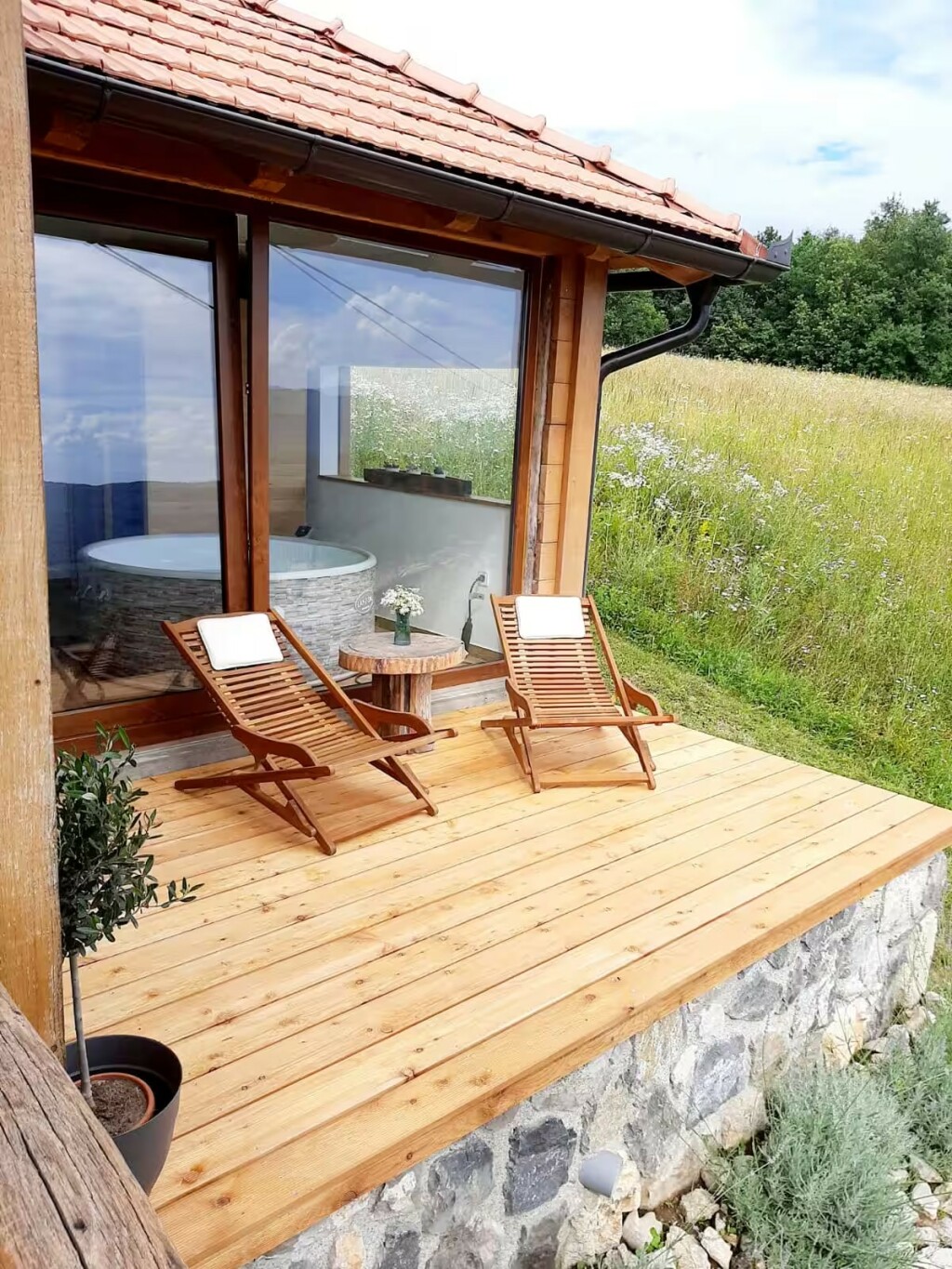 Na raspolaganju vam je terasa s privatnim vrtom i spa zonom