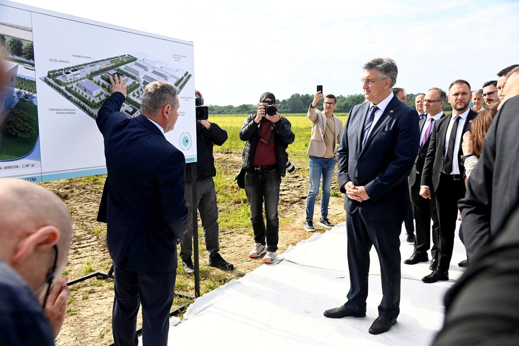 Premijer Andrej Plenković i ministrica Irena Hrstić otvorili radove na postrojenju IMZ-a u Rugvici - 10