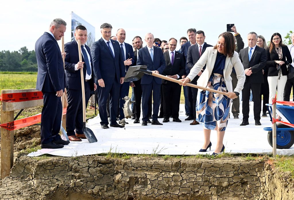 Premijer Andrej Plenković i ministrica Irena Hrstić otvorili radove na postrojenju IMZ-a u Rugvici - 10