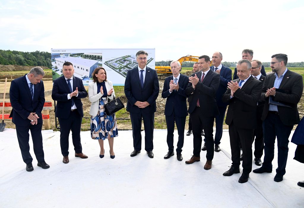Premijer Andrej Plenković i ministrica Irena Hrstić otvorili radove na postrojenju IMZ-a u Rugvici - 10