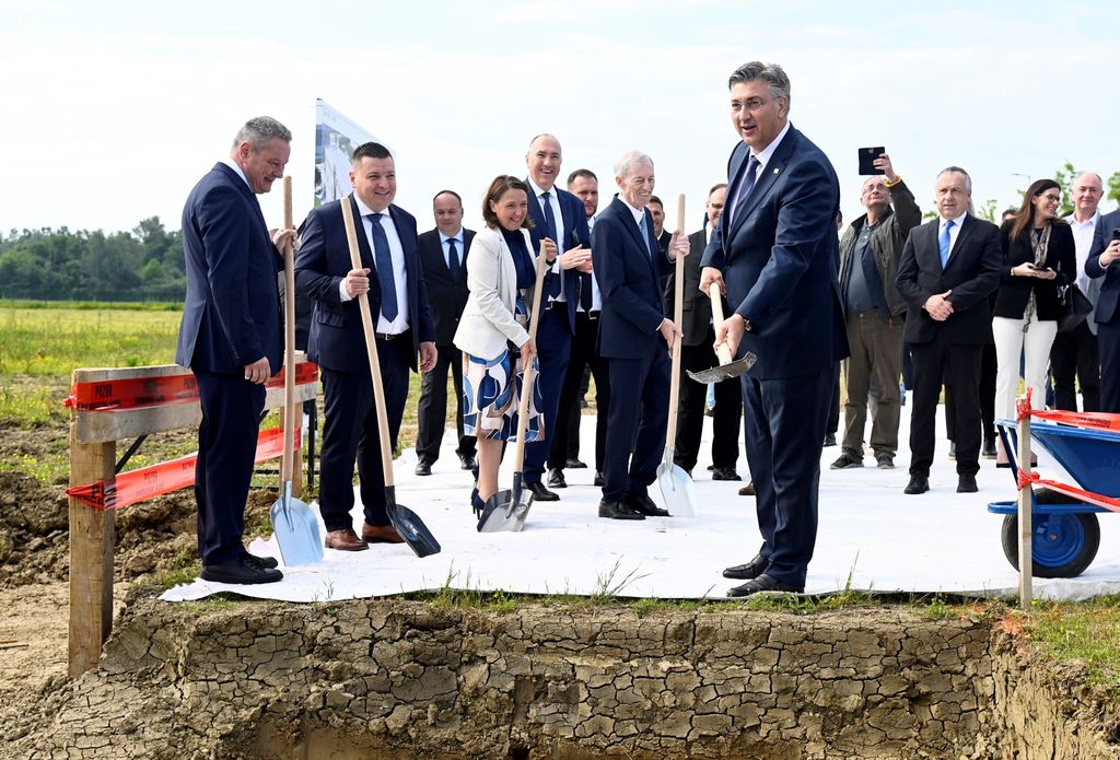 Premijer Andrej Plenković i ministrica Irena Hrstić otvorili radove na postrojenju IMZ-a u Rugvici - 10