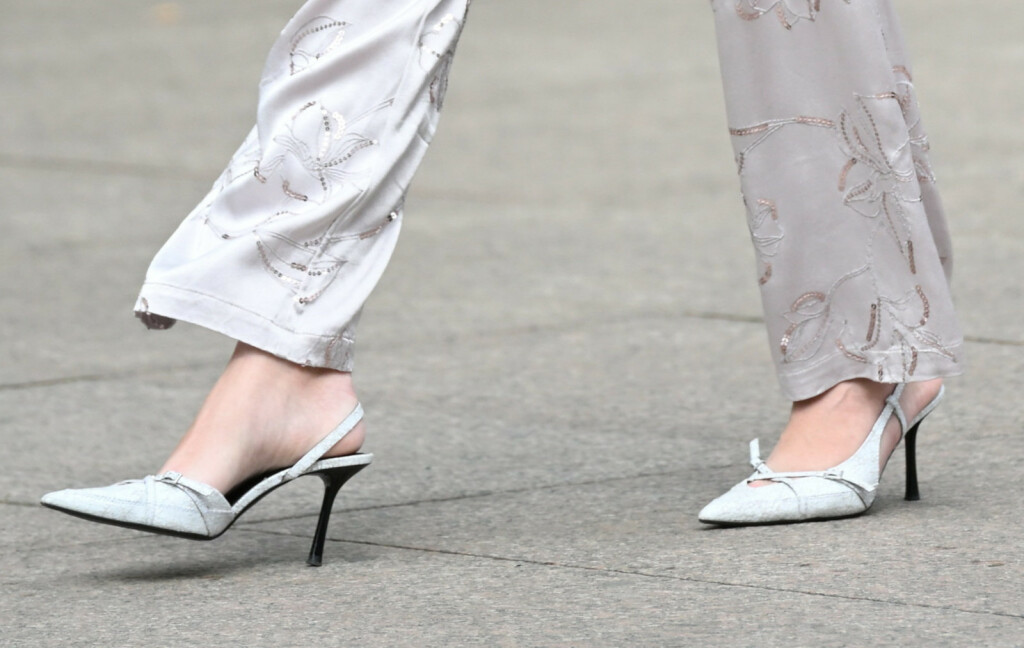 Mama iz centra Zagreba nosi slingback model cipela s visokom potpeticom