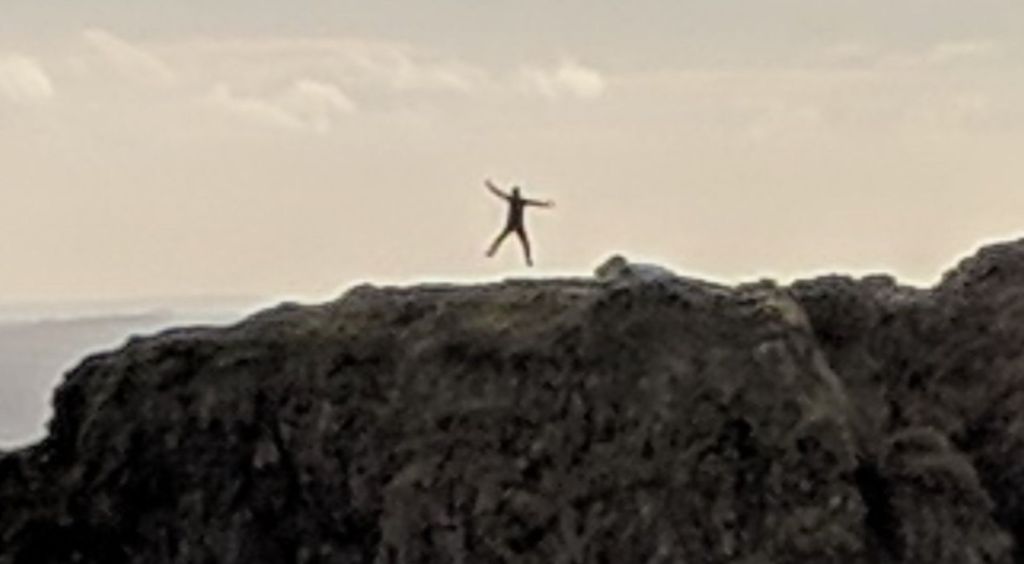 Fotografija Belfasta s planine Cavehill i neobičnom scenim