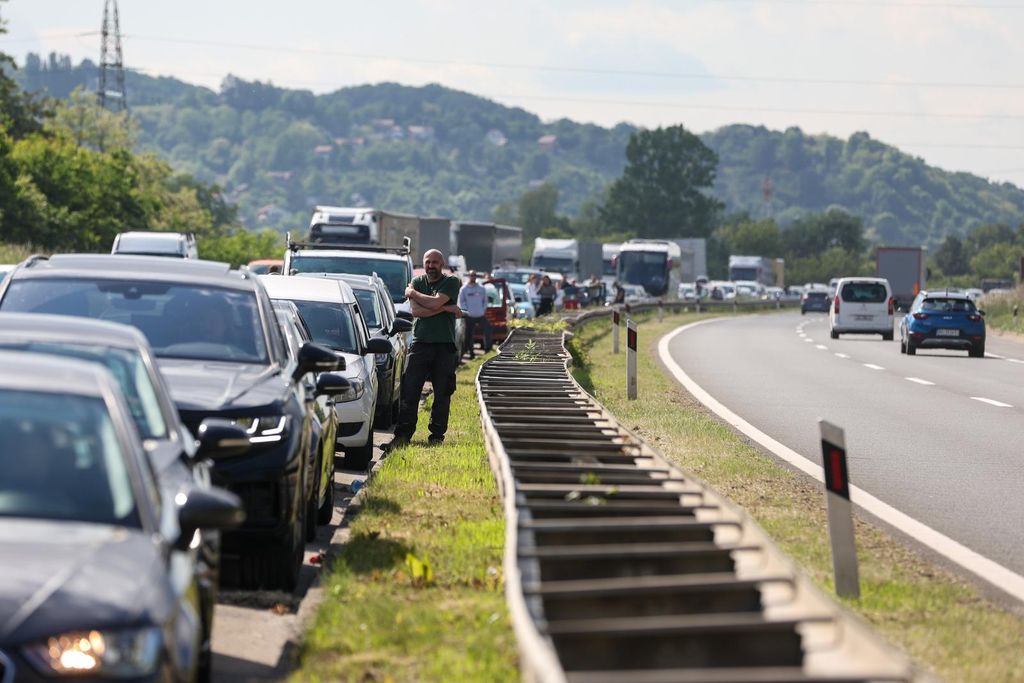 Na autocesti A3 između čvorova Sveta Nedelja i Zagreb zapad se zapalio šleper - 1