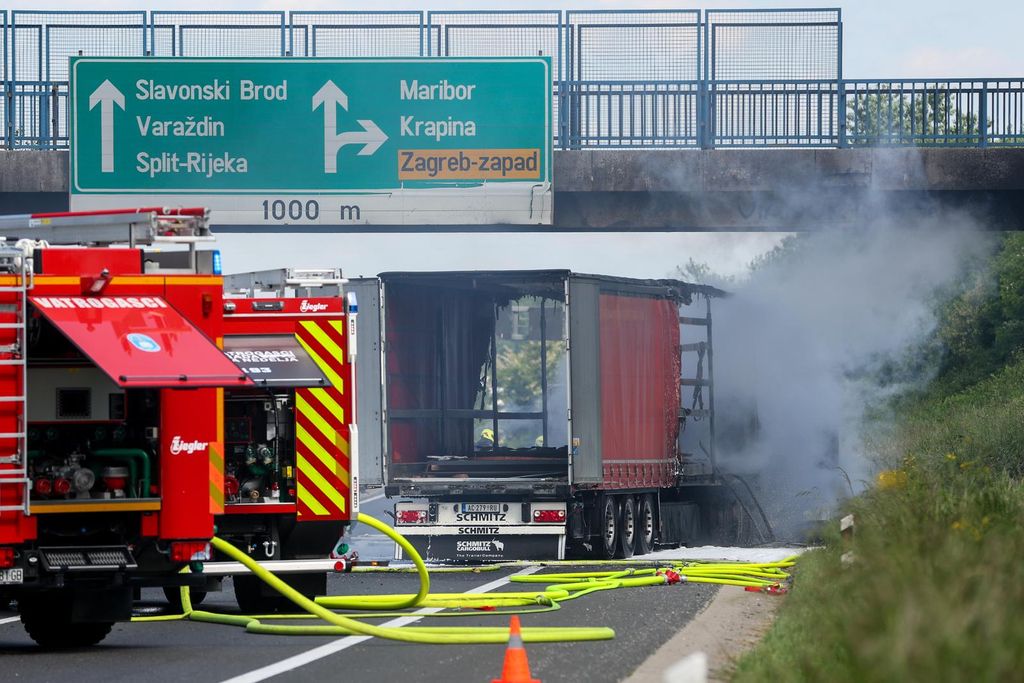 Na autocesti A3 između čvorova Sveta Nedelja i Zagreb zapad se zapalio šleper - 1