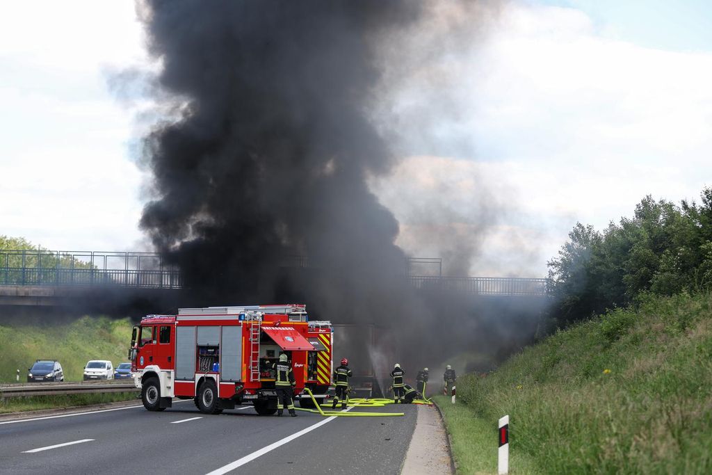 Na autocesti A3 između čvorova Sveta Nedelja i Zagreb zapad se zapalio šleper - 1