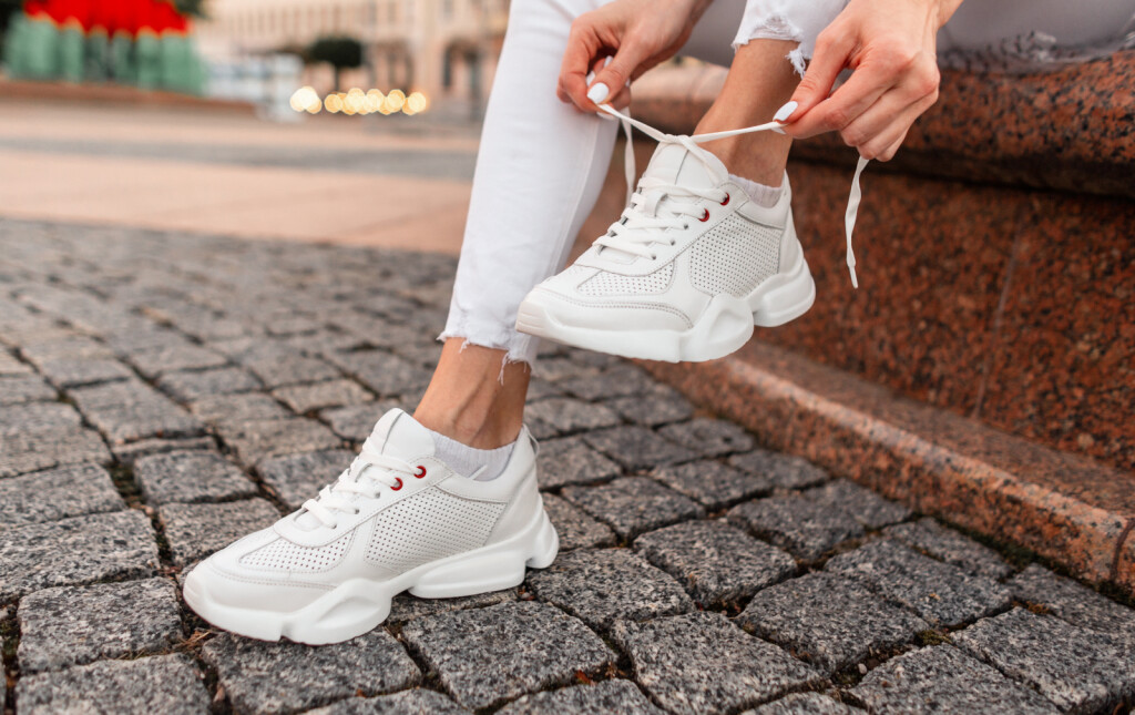 Žena u bijelim tenisicama