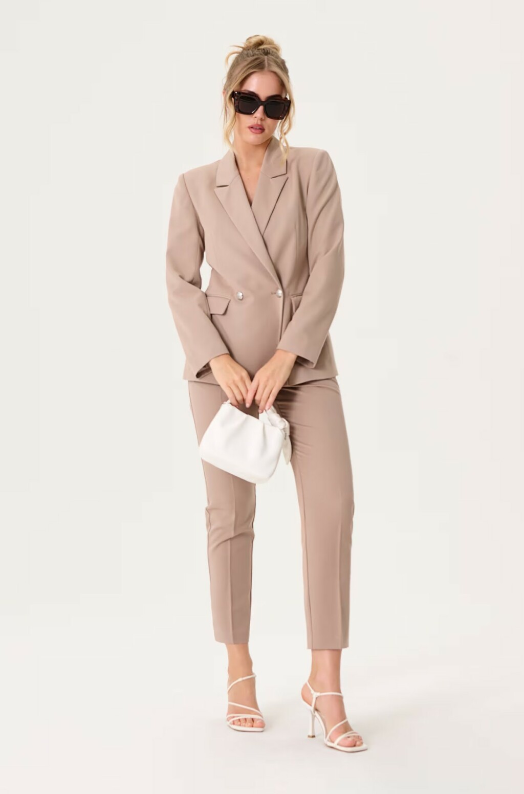 Sinsay, sako 19,99 EUR, hlače 12,99 EUR