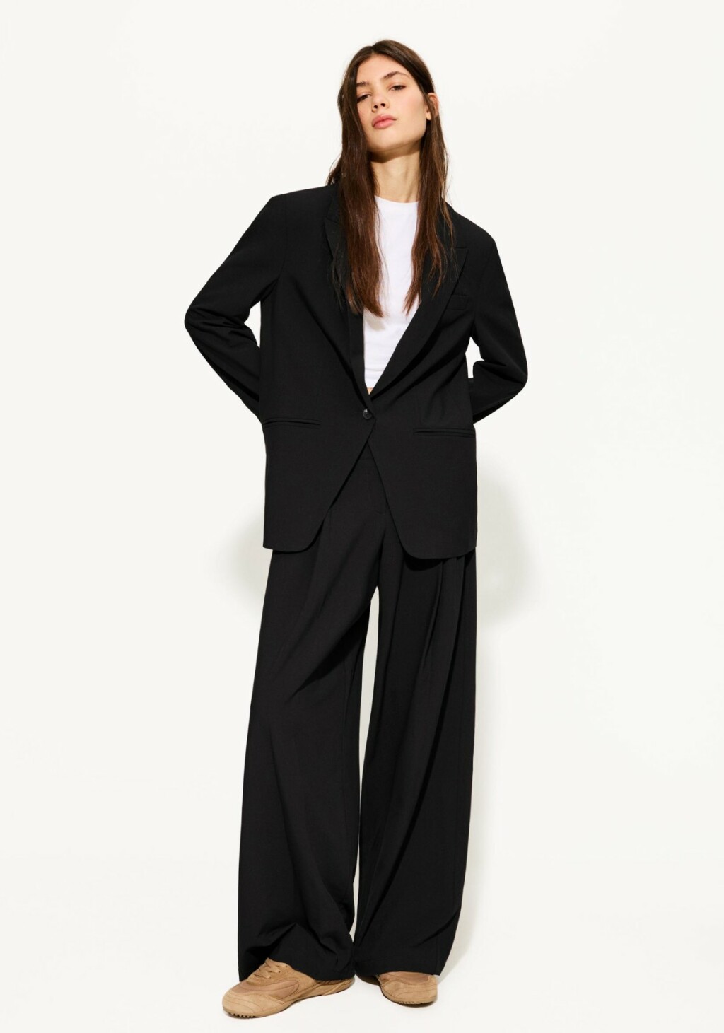 Bershka, sako 29,99 EUR, hlače 29,99 EUR