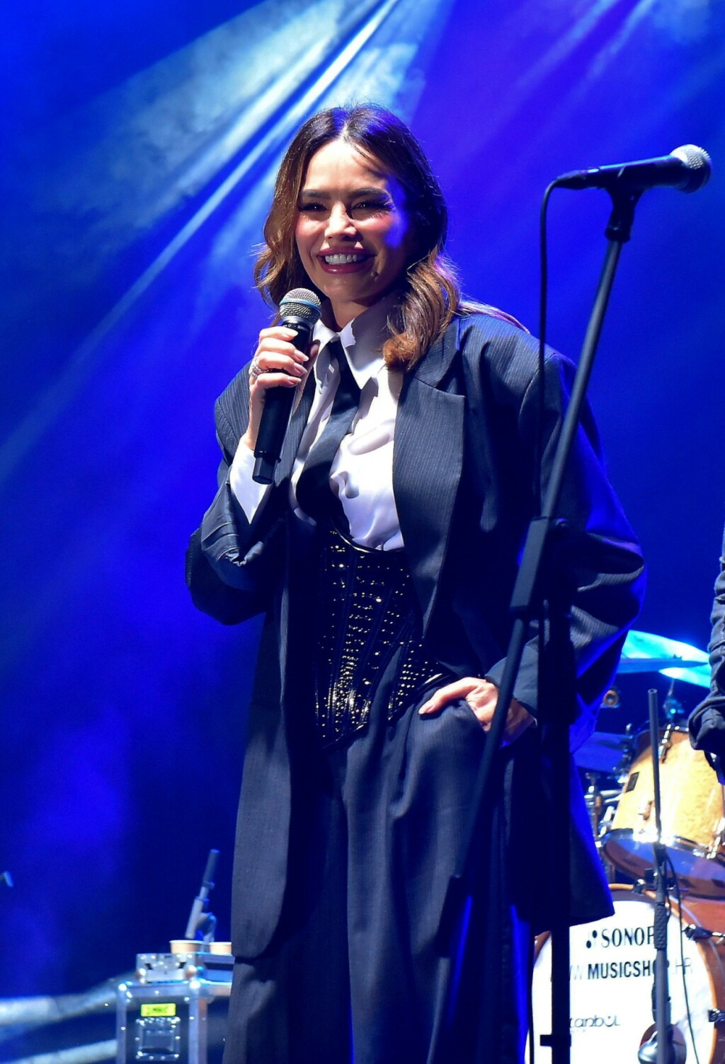 Severina je za koncert u Slavonskom Brodu odjenula odijelo u kombinaciji s kravatom i korzetom