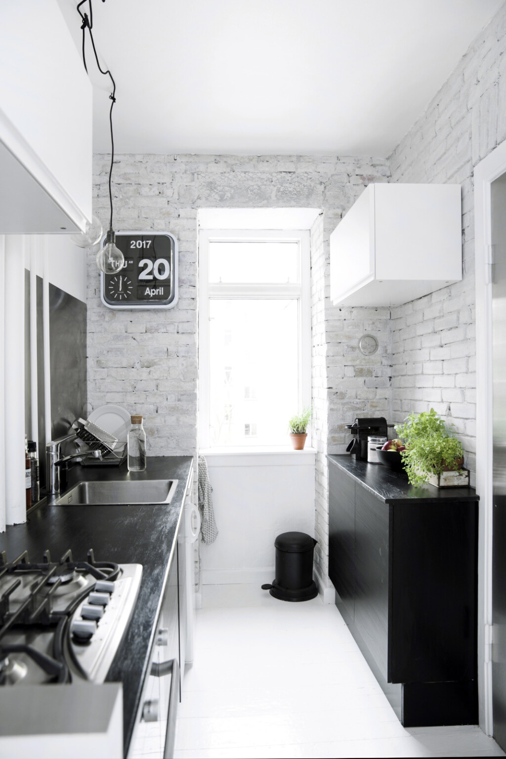 Ako kuhinja ima prozor, maksimalno iskoristite prirodno svjetlo te izbjegnite teške zavjese