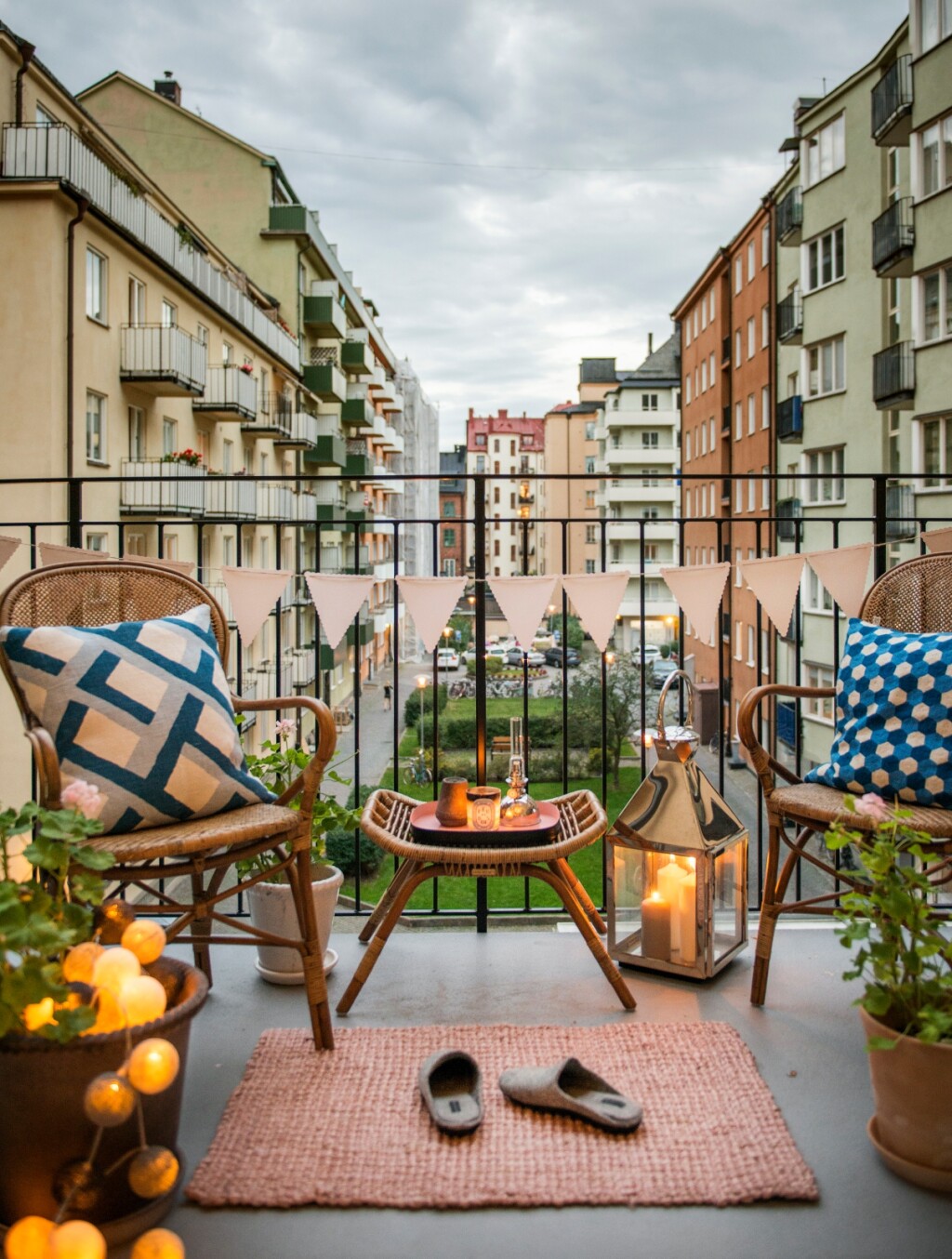 Za balkon na sjeveru birajte svijetle boje tepiha i dodajte malo lampica