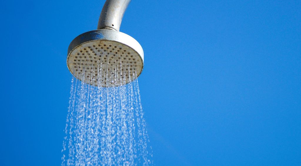 Muškarac i žena koji se tuširaju