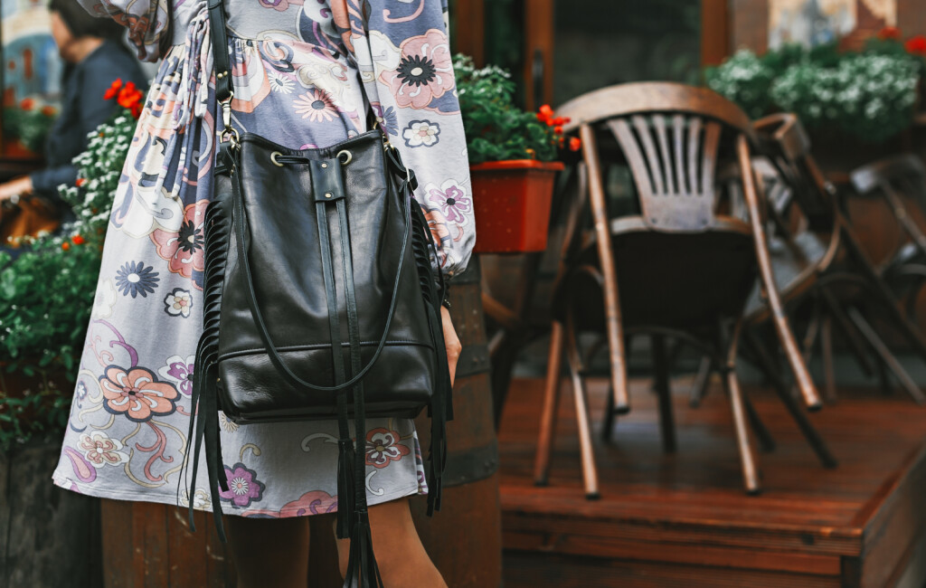 Žena s bucket torbom