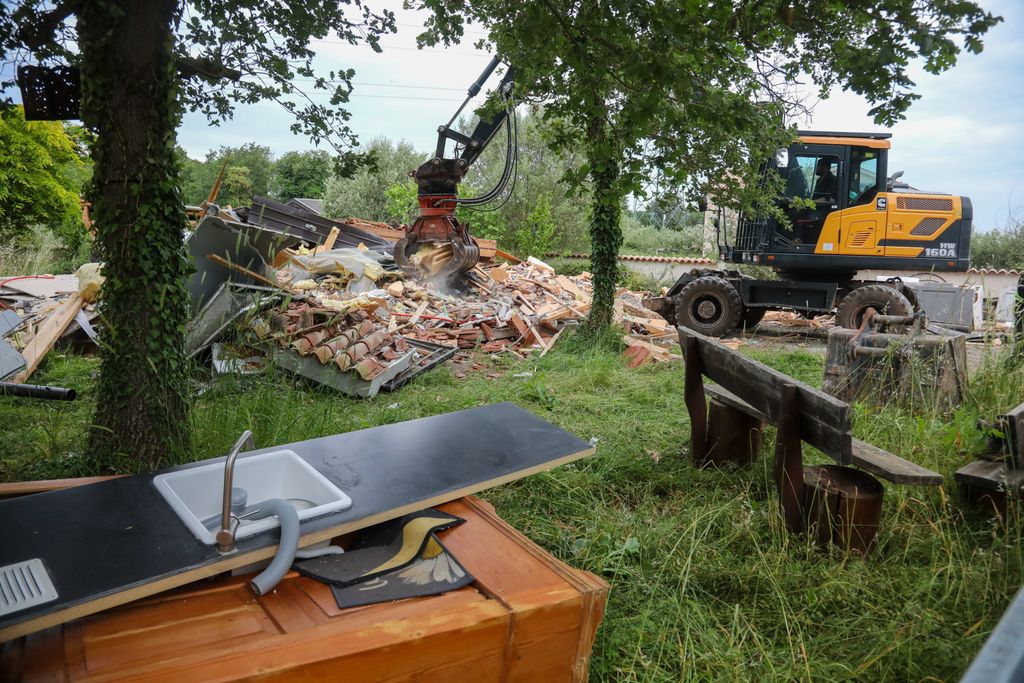 Rušenje bespravno izgrađenih objekata u Šišanu - 15